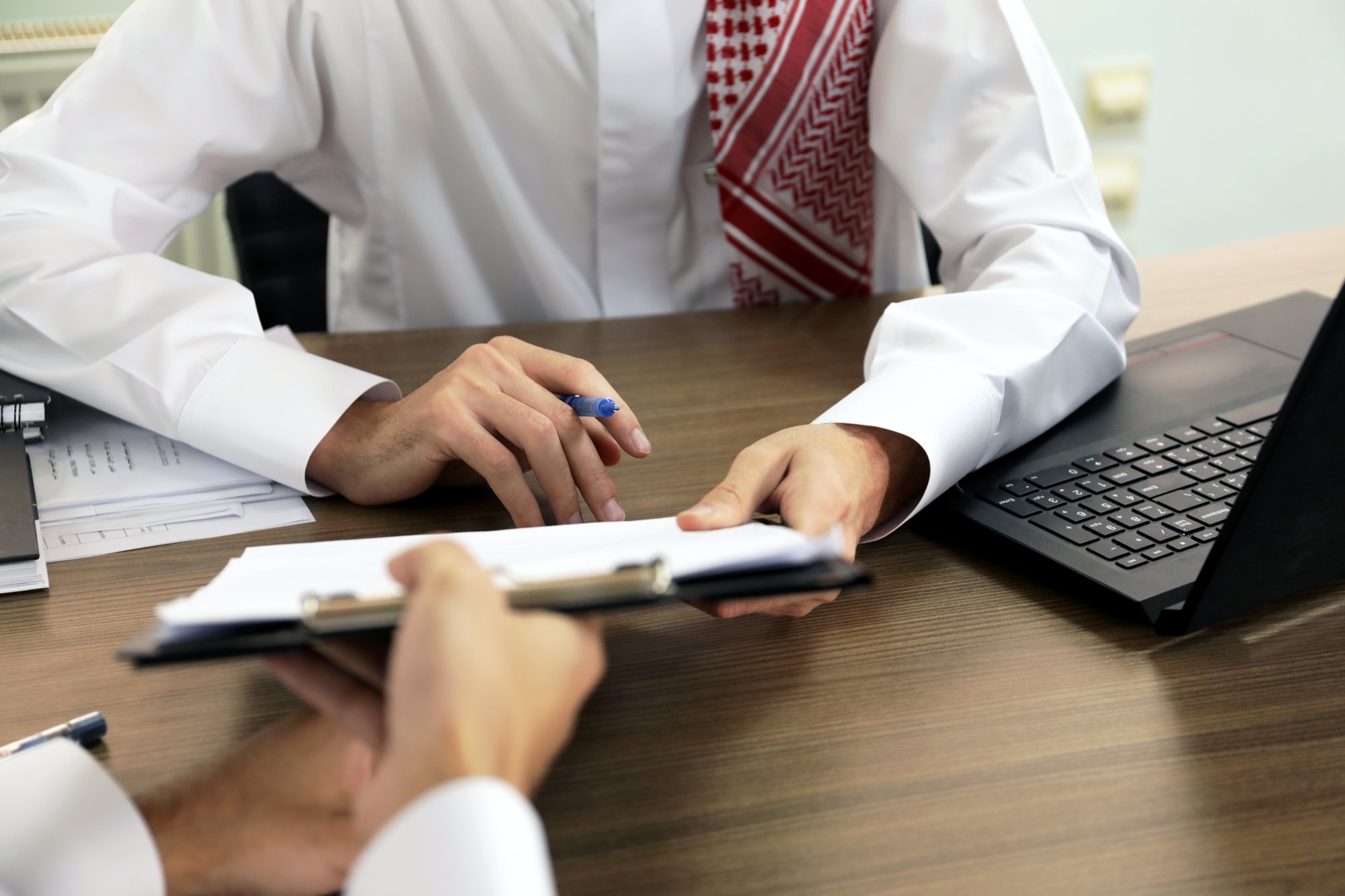 hombre-arabe-revisa-un-documento-en-la-oficina