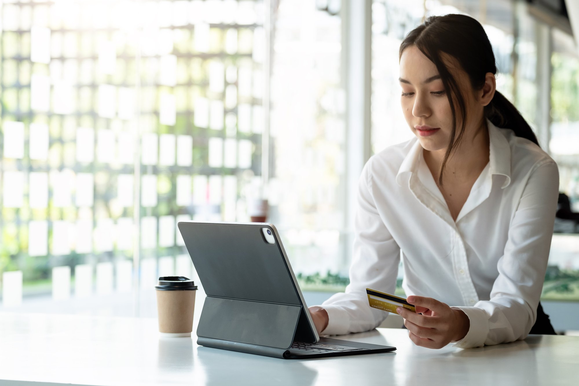 la-chica-hace-una-compra-en-internet-en-la-tableta-inteligente-con-tarjeta-de-credito
