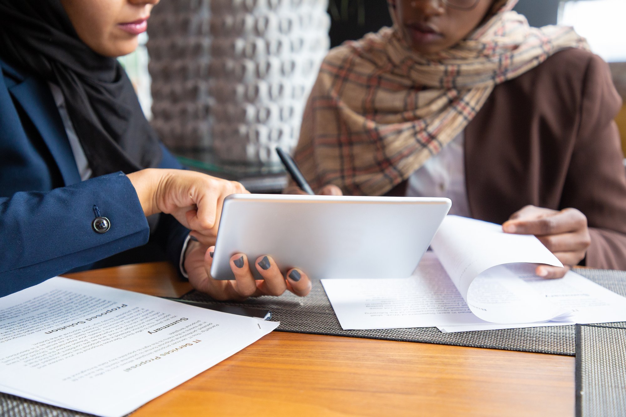 profesionales-mujeres-trabajando-en-documentos